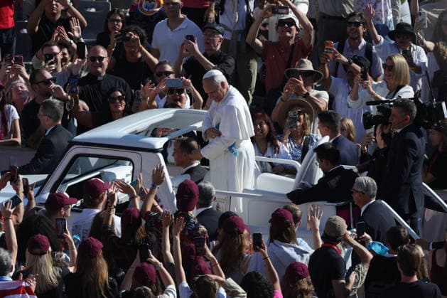 IPA89135353 - Vatican City - Italy, September 30, 2026: The Pope™s arrival in the square on the papal platform, his greeting to the faithful, and his blessing of the children. Pope Leo XIV presides over the Wednesday General Audience in St. Peter™s Square. This morning, thousands of faithful and pilgrims from around the world gathered in St. Peter™s Square to attend the Wednesday General Audience with Pope Leo XIV. It was a moment of prayer, listening, and communion that filled the square with hope, reflection, and joy.  Copyright: xmarcoxiacobuccix xmarcoxiacobuccix IPA89135353