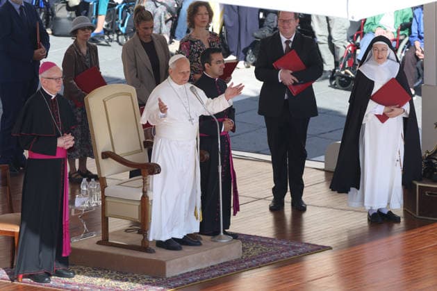 IPA89135395 - Vatican City - Italy, September 30, 2026: Pope Leo XIV presides over the Wednesday General Audience in St. Peter™s Square. This morning, thousands of faithful and pilgrims from around the world gathered in St. Peter™s Square to attend the Wednesday General Audience with Pope Leo XIV. It was a moment of prayer, listening, and communion that filled the square with hope, reflection, and joy.  Copyright: xmarcoxiacobuccix xmarcoxiacobuccix IPA89135395