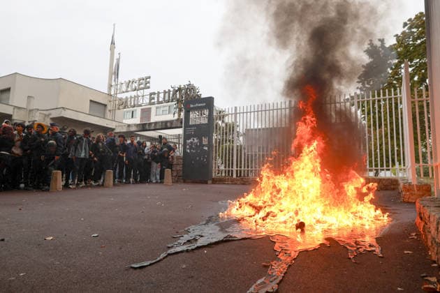 Students Protest at Paul Eluard secondary school - Saint Denis Firefighters intervene to extinguish fires as students gather in front of Paul Eluard secondary school in Saint-Denis, north of Paris, France on September 30, 2026, continuing their protest to demand the hiring of substitute teachers, increased resources and decent learning conditions. Photo by Raphael Lafargue ABACAPRESS.COM  Copyright: xLafarguexRaphael ABACAx