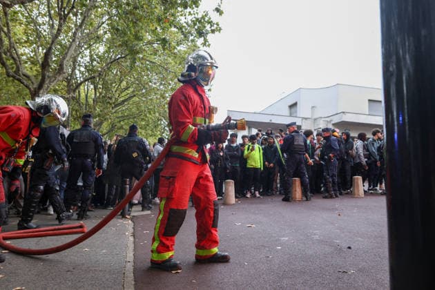 Students Protest at Paul Eluard secondary school - Saint Denis Firefighters intervene to extinguish fires as students gather in front of Paul Eluard secondary school in Saint-Denis, north of Paris, France on September 30, 2026, continuing their protest to demand the hiring of substitute teachers, increased resources and decent learning conditions. Photo by Raphael Lafargue ABACAPRESS.COM  Copyright: xLafarguexRaphael ABACAx