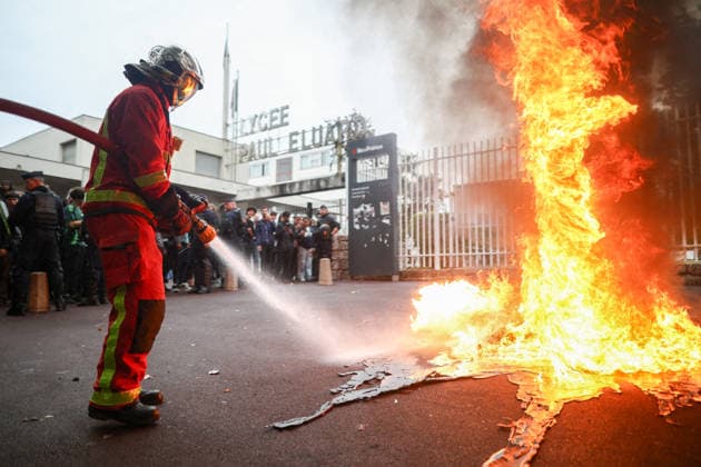 Students Protest at Paul Eluard secondary school - Saint Denis Firefighters intervene to extinguish fires as students gather in front of Paul Eluard secondary school in Saint-Denis, north of Paris, France on September 30, 2026, continuing their protest to demand the hiring of substitute teachers, increased resources and decent learning conditions. Photo by Raphael Lafargue ABACAPRESS.COM  Copyright: xLafarguexRaphael ABACAx