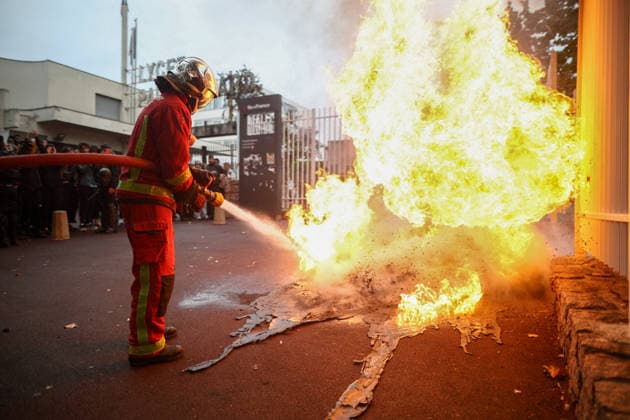Students Protest at Paul Eluard secondary school - Saint Denis Firefighters intervene to extinguish fires as students gather in front of Paul Eluard secondary school in Saint-Denis, north of Paris, France on September 30, 2026, continuing their protest to demand the hiring of substitute teachers, increased resources and decent learning conditions. Photo by Raphael Lafargue ABACAPRESS.COM  Copyright: xLafarguexRaphael ABACAx