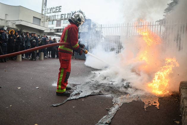 Students Protest at Paul Eluard secondary school - Saint Denis Firefighters intervene to extinguish fires as students gather in front of Paul Eluard secondary school in Saint-Denis, north of Paris, France on September 30, 2026, continuing their protest to demand the hiring of substitute teachers, increased resources and decent learning conditions. Photo by Raphael Lafargue ABACAPRESS.COM  Copyright: xLafarguexRaphael ABACAx