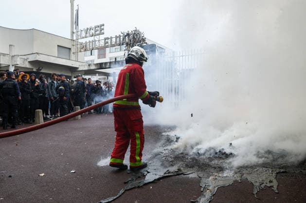 Students Protest at Paul Eluard secondary school - Saint Denis Firefighters intervene to extinguish fires as students gather in front of Paul Eluard secondary school in Saint-Denis, north of Paris, France on September 30, 2026, continuing their protest to demand the hiring of substitute teachers, increased resources and decent learning conditions. Photo by Raphael Lafargue ABACAPRESS.COM  Copyright: xLafarguexRaphael ABACAx