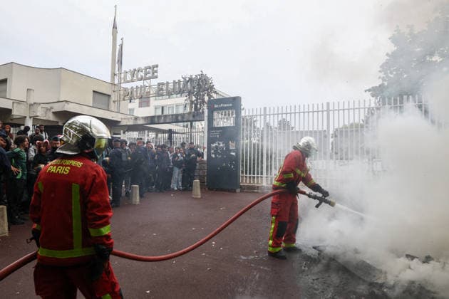 Students Protest at Paul Eluard secondary school - Saint Denis Firefighters intervene to extinguish fires as students gather in front of Paul Eluard secondary school in Saint-Denis, north of Paris, France on September 30, 2026, continuing their protest to demand the hiring of substitute teachers, increased resources and decent learning conditions. Photo by Raphael Lafargue ABACAPRESS.COM  Copyright: xLafarguexRaphael ABACAx