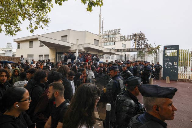 Students Protest at Paul Eluard secondary school - Saint Denis Students pictured in front of Paul Eluard secondary school in Saint-Denis, North of Paris, on September 30, 2026 as they continue their protest to demand the hiring of substitute teachers, increased resources, and decent learning conditions. Photo by Raphael Lafargue ABACAPRESS.COM  Copyright: xLafarguexRaphael ABACAx