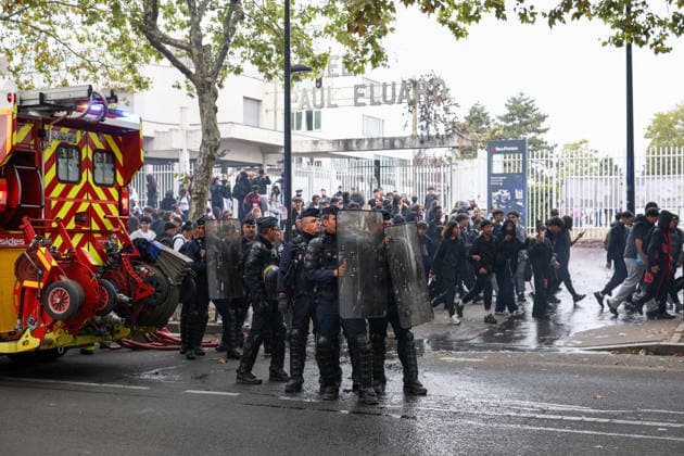 RECORD DATE NOT STATED Students Protest at Paul Eluard secondary school - Saint Denis Students pictured in front of Paul Eluard secondary school in Saint-Denis, North of Paris, on September 30, 2026 as they continue their protest to demand the hiring of substitute teachers, increased resources, and decent learning conditions. Photo by Raphael Lafargue ABACAPRESS.COM  Copyright: xLafarguexRaphael ABACAx