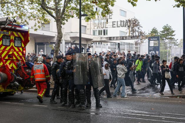 RECORD DATE NOT STATED Students Protest at Paul Eluard secondary school - Saint Denis Students pictured in front of Paul Eluard secondary school in Saint-Denis, North of Paris, on September 30, 2026 as they continue their protest to demand the hiring of substitute teachers, increased resources, and decent learning conditions. Photo by Raphael Lafargue ABACAPRESS.COM  Copyright: xLafarguexRaphael ABACAx