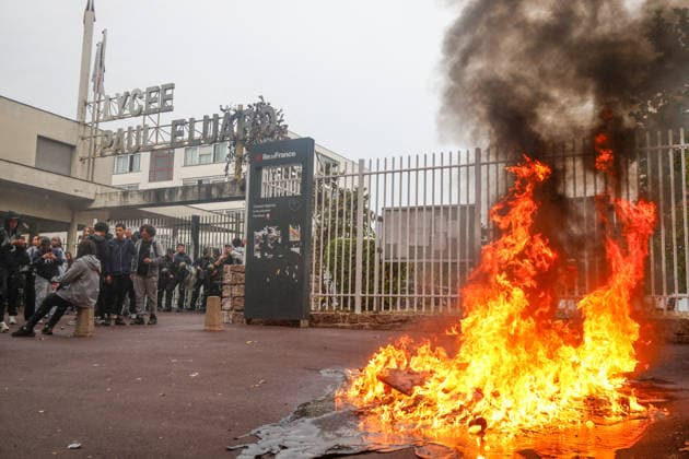 Students Protest at Paul Eluard secondary school - Saint Denis Firefighters intervene to extinguish fires as students gather in front of Paul Eluard secondary school in Saint-Denis, north of Paris, France on September 30, 2026, continuing their protest to demand the hiring of substitute teachers, increased resources and decent learning conditions. Photo by Raphael Lafargue ABACAPRESS.COM  Copyright: xLafarguexRaphael ABACAx