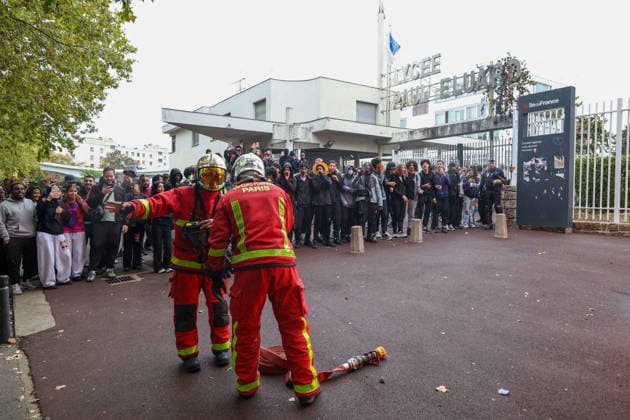 RECORD DATE NOT STATED Students Protest at Paul Eluard secondary school - Saint Denis Firefighters intervene to extinguish fires as students gather in front of Paul Eluard secondary school in Saint-Denis, north of Paris, France on September 30, 2026, continuing their protest to demand the hiring of substitute teachers, increased resources and decent learning conditions. Photo by Raphael Lafargue ABACAPRESS.COM  Copyright: xLafarguexRaphael ABACAx