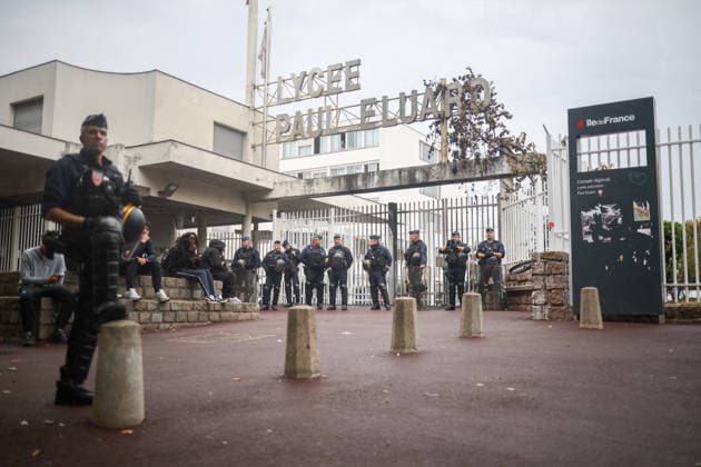 Students Protest at Paul Eluard secondary school - Saint Denis Students pictured in front of Paul Eluard secondary school in Saint-Denis, North of Paris, on September 30, 2026 as they continue their protest to demand the hiring of substitute teachers, increased resources, and decent learning conditions. Photo by Raphael Lafargue ABACAPRESS.COM  Copyright: xLafarguexRaphael ABACAx
