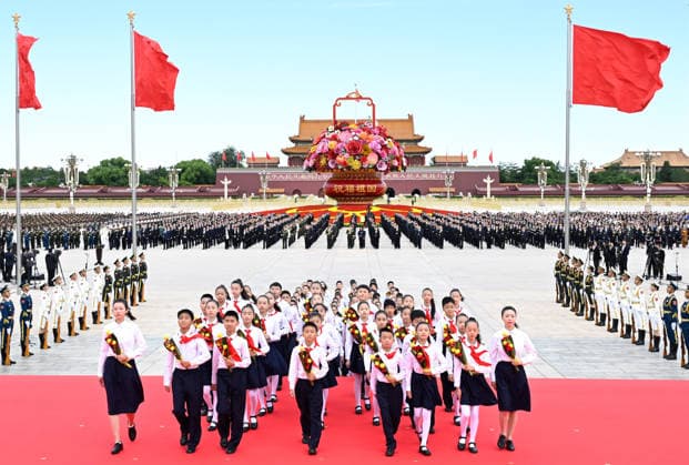 (260930) -- BEIJING, Sept. 30, 2026 -- A ceremony to present flower baskets to fallen national heroes to mark Martyrs Day is held at Tian anmen Square in Beijing, capital of China, Sept. 30, 2026. ) CHINA-BEIJING-MARTYRS DAY-FLOWER BASKETS PRESENTING-CEREMONY (CN) ShenxHong 