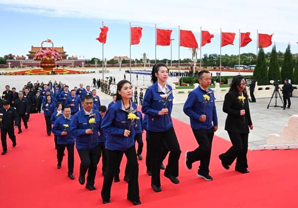 (260930) -- BEIJING, Sept. 30, 2026 -- A ceremony to present flower baskets to fallen national heroes to mark Martyrs Day is held at Tian anmen Square in Beijing, capital of China, Sept. 30, 2026. ) CHINA-BEIJING-MARTYRS DAY-FLOWER BASKETS PRESENTING-CEREMONY (CN) XiexHuanchi 