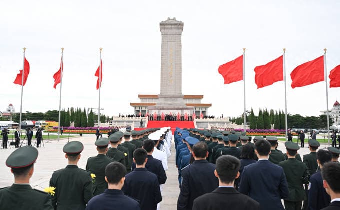 (260930) -- BEIJING, Sept. 30, 2026 -- A ceremony to present flower baskets to fallen national heroes to mark Martyrs Day is held at Tian anmen Square in Beijing, capital of China, Sept. 30, 2026. ) CHINA-BEIJING-MARTYRS DAY-FLOWER BASKETS PRESENTING-CEREMONY (CN) LixXiang 