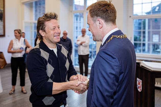 September 30, 2026, Düsseldorf: Celebrity chef Jamie Oliver visits Mayor Dr. Stephan Keller at Düsseldorf City Hall, Düsseldorf City Hall, North Rhine-Westphalia, Germany