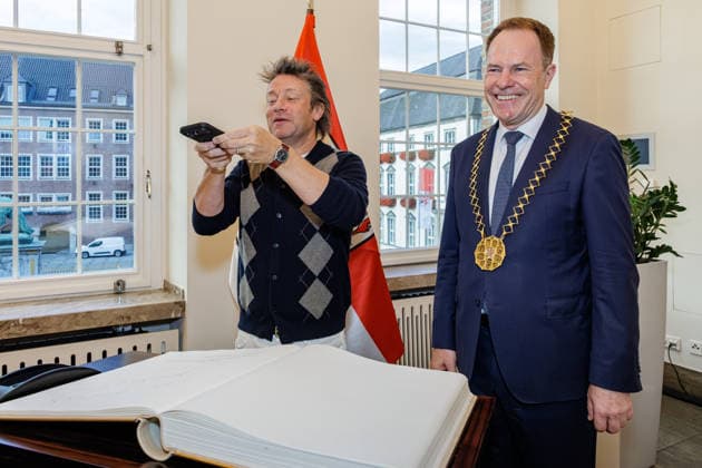 September 30, 2026, Düsseldorf: Celebrity chef Jamie Oliver visits Mayor Dr. Stephan Keller at Düsseldorf City Hall, Düsseldorf City Hall, North Rhine-Westphalia, Germany