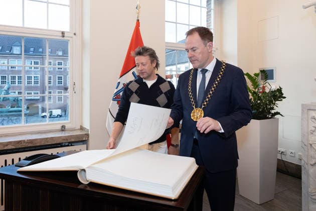September 30, 2026, Düsseldorf: Celebrity chef Jamie Oliver visits Mayor Dr. Stephan Keller at Düsseldorf City Hall, Düsseldorf City Hall, North Rhine-Westphalia, Germany