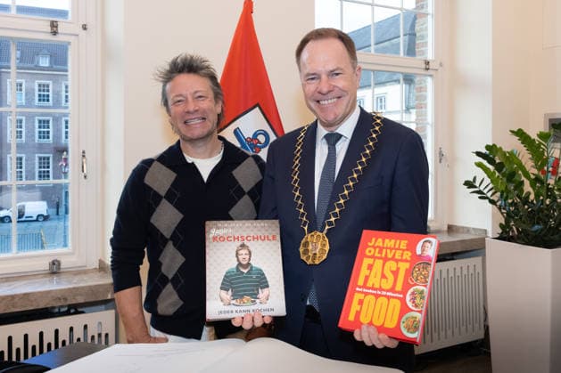September 30, 2026, Düsseldorf: Celebrity chef Jamie Oliver visits Mayor Dr. Stephan Keller at Düsseldorf City Hall, Düsseldorf City Hall, North Rhine-Westphalia, Germany
