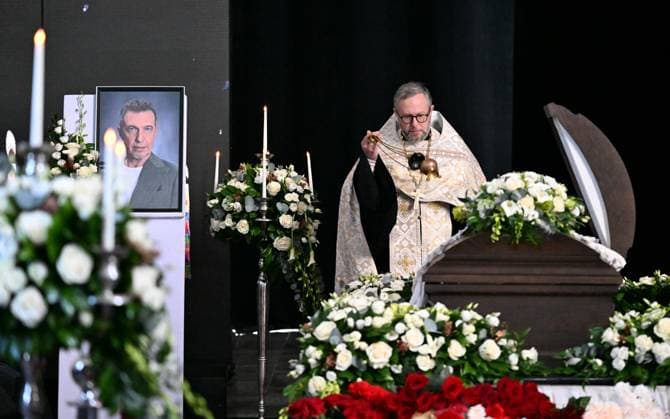 Russia Music Critic Sosedov Death 9254430 30.09.2026 An Orthodox priest conducts a memorial service for Russian journalist and music critic Sergey Sosedov, who died at the age of 58 in an accident, during his farewell ceremony at Troyekurovskoye Cemetery in Moscow, Russia. Sosedov died on September 23 from cerebral edema after falling down a staircase in Neryungri, Republic of Sakha, where he had travelled to chair the jury of the Pearl of the Far East fashion and beauty contest. Ekaterina Chesnokova Sputnik Moscow Russia  Copyright: xEkaterinaxChesnokovax