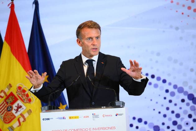 State Visit to Spain of French Presidential Couple - Economic Forum French President Emmanuel Macron during an Economic Forum at Spanish Economy Ministry in Madrid, Spain on September 30 2026. French Presidential couple pays a two-day state visit to Spain. Photo by Eliot Blondet ABACAPRESS.COM Paris France  Copyright: xBlondetxEliot ABACAx