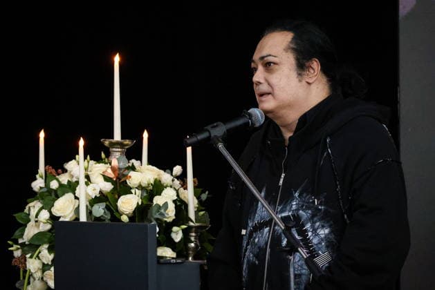 RUSSIA, MOSCOW - SEPTEMBER 30, 2026: Singer Igor Nadzhiyev speaks at a farewell ceremony for music critic Sergei Sosedov at Troyekurovskoye Cemetery. Sosedov died in an accident in the Republic of Sakha (Yakutia) on September 23, at the age of 59 Moscow Russia  - ZUMAt113 20260930_zaa_t113_057 Copyright: xArtyomxGeodakyanx
