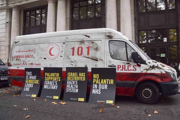 September 30, 2026, London, England, United Kingdom: A van made to look like a heavily damaged Gaza ambulance is parked outside Palantir headquarters in Soho Square as Amnesty International UK and Just Treatment stage a protest calling on the UK Government not to extend its NHS contract with the US tech company. London United Kingdom - ZUMAv130 20260930_zip_v130_018 Copyright: xVukxValcicx