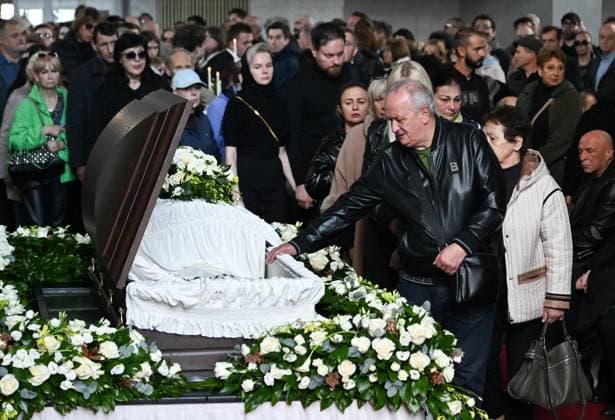 Russia Music Critic Sosedov Death 9254461 30.09.2026 People pay their respects next to the coffin of Russian journalist and music critic Sergey Sosedov, who died at the age of 58 in an accident, during his farewell ceremony at Troyekurovskoye Cemetery in Moscow, Russia. Sosedov died on September 23 from cerebral edema after falling down a staircase in Neryungri, Republic of Sakha, where he had travelled to chair the jury of the Pearl of the Far East fashion and beauty contest. Ekaterina Chesnokova Sputnik Moscow Russia  Copyright: xEkaterinaxChesnokovax