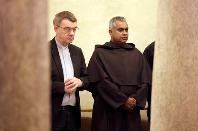Klaus Krämer and Father Joshy Pottackal, O.Carm., during the Mass on the third day of the fall plenary assembly of the German Bishops Conference at St. Michael s Church in Fulda, September 30, 2026 Foto:xP.xBackx xFuturexImagex bischofskonferenz_6717