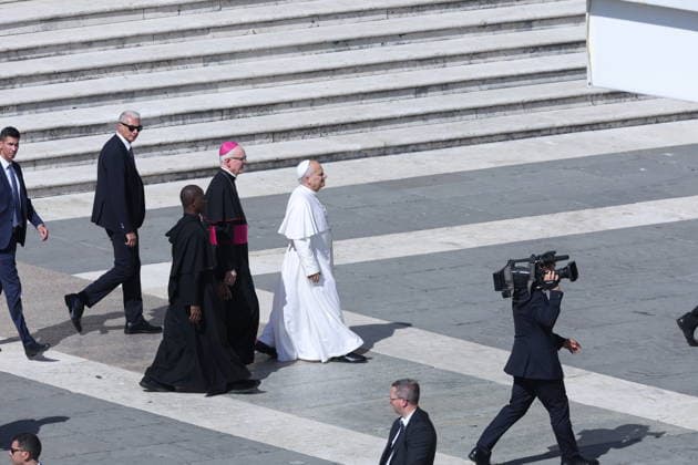 IPA89137923 - Vatican City - Italy, September 30, 2026: Lou Ferrigno and his wife Carla Green, standing in the square, greet the pontiff. Pope Leo XIV presides over the Wednesday General Audience in St. Peter™s Square. This morning, thousands of faithful and pilgrims from around the world gathered in St. Peter™s Square to participate in the Wednesday General Audience with Pope Leo XIV. It was a moment of prayer, listening, and communion that filled the square with hope, reflection, and joy.  Copyright: xmarcoxiacobuccix xmarcoxiacobuccix IPA89137923
