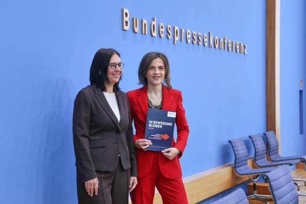 Berlin, Germany, September 30, 2026 Federal Press Conference Report by Marion Reiser, Federal Government Commissioner for Eastern Germany, Institute for Political Science and Center for Research on Right-Wing Extremism, Democracy Education, and Social Integration (KomRex), Friedrich Schiller University of Jena, and Minister of State Elisa Copyright: xdtsxNachrichtenagenturx dts_136844