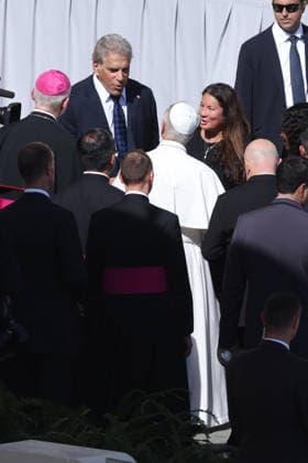 IPA89137969 - Vatican City - Italy, September 30, 2026: Lou Ferrigno and his wife Carla Green, standing in the square, greet the pontiff. Pope Leo XIV presides over the Wednesday General Audience in St. Peter™s Square. This morning, thousands of the faithful and pilgrims from around the world gathered in St. Peter™s Square to attend the Wednesday General Audience with Pope Leo XIV. It was a moment of prayer, listening, and communion that filled the square with hope, reflection, and joy.  Copyright: xmarcoxiacobuccix xmarcoxiacobuccix IPA89137969