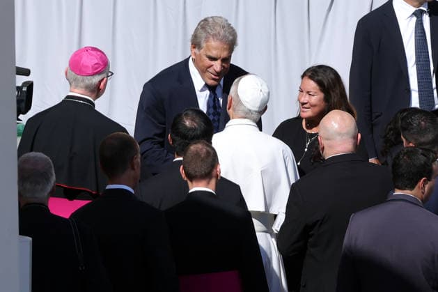 IPA89137973 - Vatican City - Italy, September 30, 2026: Lou Ferrigno and his wife Carla Green, standing in the square, greet the pontiff. Pope Leo XIV presides over the Wednesday General Audience in St. Peter™s Square. This morning, thousands of faithful and pilgrims from around the world gathered in St. Peter™s Square to attend the Wednesday General Audience with Pope Leo XIV. It was a moment of prayer, listening, and communion that filled the square with hope, reflection, and joy.  Copyright: xmarcoxiacobuccix xmarcoxiacobuccix IPA89137973