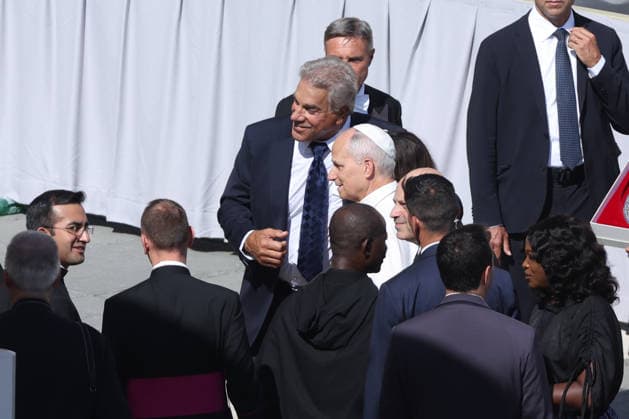 IPA89137983 - Vatican City - Italy, September 30, 2026: Lou Ferrigno and his wife Carla Green, standing in the square, greet the pontiff. Pope Leo XIV presides over the Wednesday General Audience in St. Peter™s Square. This morning, thousands of faithful and pilgrims from around the world gathered in St. Peter™s Square to participate in the Wednesday General Audience with Pope Leo XIV. It was a moment of prayer, listening, and communion that filled the square with hope, reflection, and joy.  Copyright: xmarcoxiacobuccix xmarcoxiacobuccix IPA89137983