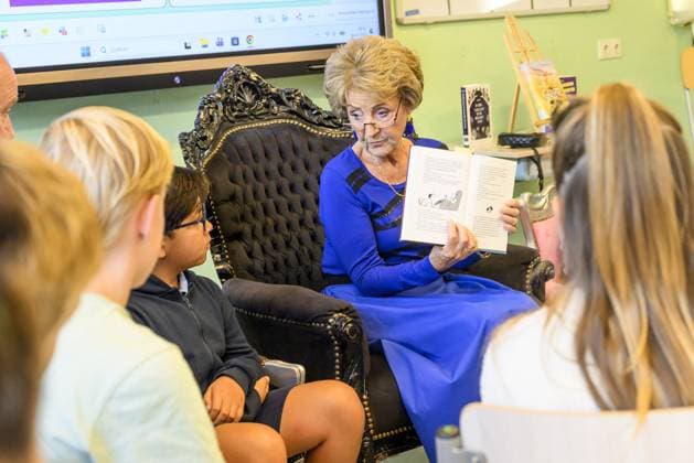 Princess Margriet Launches Children s Book Week - Apeldoorn Princess Margriet reads aloud during Children s Book Week at KBS Hertog van Gelre in Apeldoorn, Netherlands on September 30, 2026. After the opening of Children s Book Week, Princess Margriet reads to the pupils of group 6B. The theme of Children s Book Week is Spotlight on! . KBS Hertog van Gelre has approximately 370 pupils, divided into 16 groups. Photo by NLBeeld Patrick van Emst ABACAPRESS.COM Apeldoorn Netherlands  Copyright: xBrunoxPress ABACAx