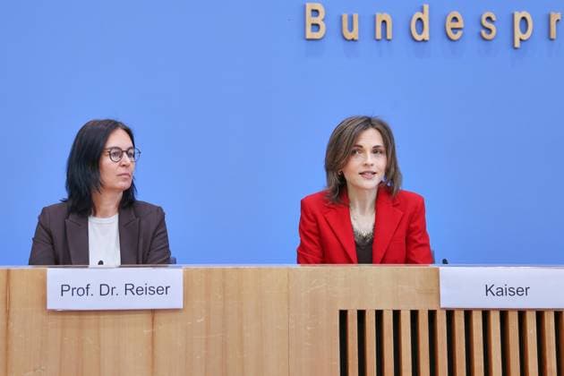 Berlin, Germany, September 30, 2026 Federal Press Conference Report by Marion Reiser, Federal Government Commissioner for Eastern Germany, Institute for Political Science and Center for Research on Right-Wing Extremism, Democracy Education, and Social Integration (KomRex), Friedrich Schiller University of Jena, and Minister of State Elisa Copyright: xdtsxNachrichtenagenturx dts_136858