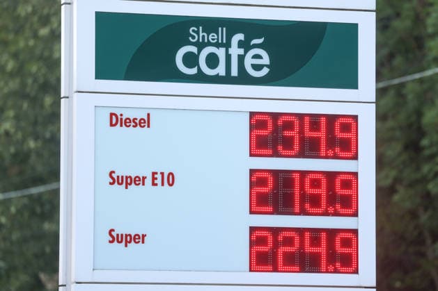 What will happen to gas prices? Gas prices remain at very high levels. SHELL gas station in Siegen. Gas prices shortly before the price change at 12:00 p.m. The current price for diesel, Super E10, and Super are well over 2 euros: diesel is at 2.34 euros, Super E10 at 2.19 euros, and Super at 2.24 euros. Gas station, fuel