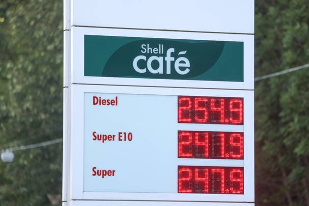 What will happen to gas prices? Gas prices remain at very high levels. SHELL gas station in Siegen. Gas prices following the price adjustment at 12:00 noon. The current price for diesel, Super E10, and Super are well over 2 euros: diesel is at 2.54 euros, Super E10 at 2.41 euros, and Super at 2.47 euros. Gas station,