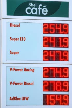 What will happen to gas prices? Gas prices remain at very high levels. SHELL gas station in Siegen. Gas prices following the price adjustment at 12:00 noon. The current price for diesel, Super E10, and Super are well over 2 euros: diesel is at 2.54 euros, Super E10 at 2.41 euros, and Super at 2.47 euros. Gas station,