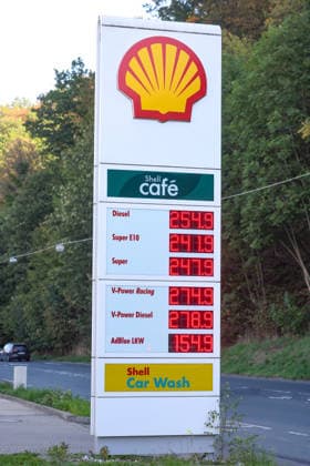 What will happen to gas prices? Gas prices remain at very high levels. SHELL gas station in Siegen. Gas prices following the price adjustment at 12:00 noon. The current price for diesel, Super E10, and Super are well over 2 euros: diesel is at 2.54 euros, Super E10 at 2.41 euros, and Super at 2.47 euros. Gas station,