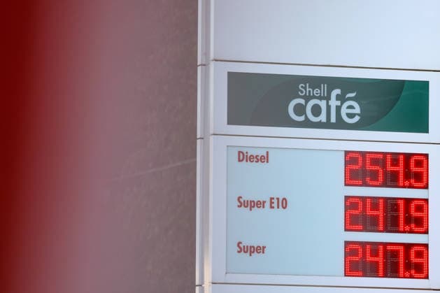 What will happen to gas prices? Gas prices remain at very high levels. SHELL gas station in Siegen. Gas prices following the price adjustment at 12:00 noon. The current price for diesel, Super E10, and Super are well over 2 euros: diesel is at 2.54 euros, Super E10 at 2.41 euros, and Super at 2.47 euros. Gas station,