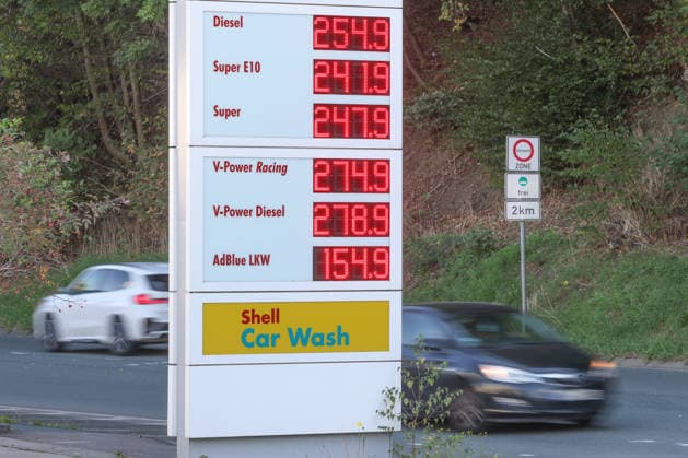 What will happen to gas prices? Gas prices remain at very high levels. SHELL gas station in Siegen. Gas prices following the price adjustment at 12:00 noon. The current price for diesel, Super E10, and Super are well over 2 euros: diesel is at 2.54 euros, Super E10 at 2.41 euros, and Super at 2.47 euros. Gas station,