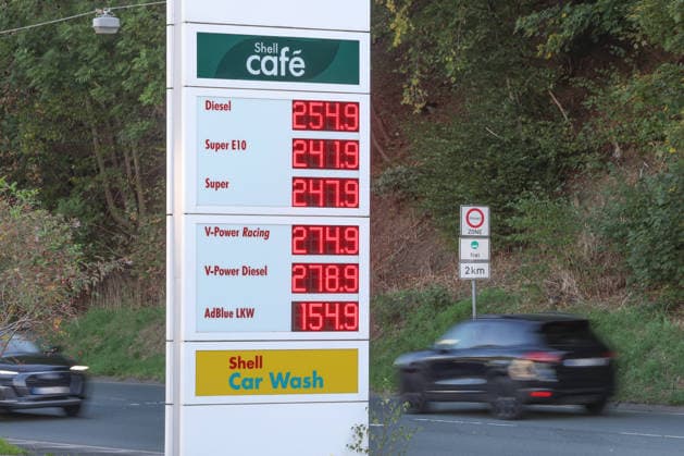 What will happen to gas prices? Gas prices remain at very high levels. SHELL gas station in Siegen. Gas prices following the price adjustment at 12:00 noon. The current price for diesel, Super E10, and Super are well over 2 euros: diesel is at 2.54 euros, Super E10 at 2.41 euros, and Super at 2.47 euros. Gas station,