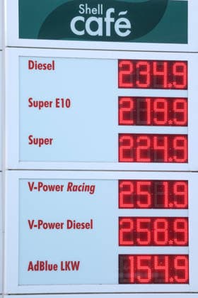 What will happen to gas prices next? Gas prices remain at very high levels. SHELL gas station in Siegen. Gas prices shortly before the price change at 12:00 p.m. The current price for diesel, Super E10, and Super is well over 2 euros: diesel is at 2.34 euros, Super E10 at 2.19 euros, and Super at 2.24 euros. Gas station, f
