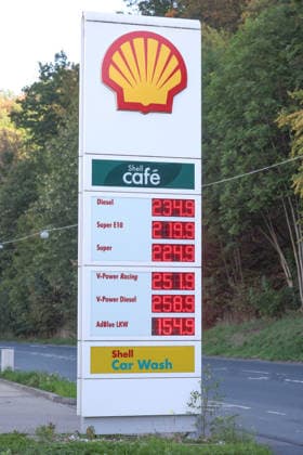 What will happen to gas prices next? Gas prices remain at very high levels. SHELL gas station in Siegen. Gas prices shortly before the price change at 12:00 p.m. The current price for diesel, Super E10, and Super is well over 2 euros: diesel is at 2.34 euros, Super E10 at 2.19 euros, and Super at 2.24 euros. Gas station, f