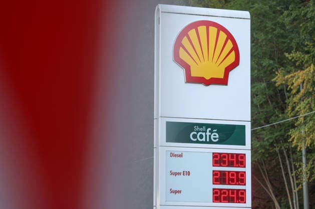 What will happen to gas prices next? Gas prices remain at very high levels. SHELL gas station in Siegen. Gas prices shortly before the price change at 12:00 p.m. The current price for diesel, Super E10, and Super is well over 2 euros: diesel is at 2.34 euros, Super E10 at 2.19 euros, and Super at 2.24 euros. Gas station, f