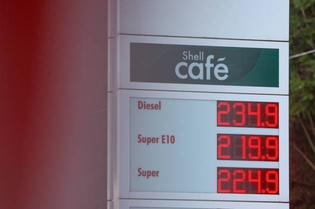 What will happen to gas prices next? Gas prices remain at very high levels. SHELL gas station in Siegen. Gas prices shortly before the price change at 12:00 p.m. The current price for diesel, Super E10, and Super is well over 2 euros: diesel is at 2.34 euros, Super E10 at 2.19 euros, and Super at 2.24 euros. Gas station, f