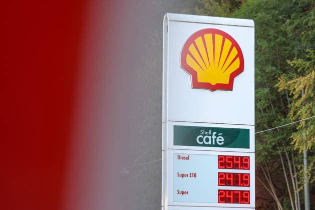 What will happen to gas prices next? Gas prices remain at very high levels. SHELL gas station in Siegen. Gas prices following the price adjustment at 12:00 noon. The current price for diesel, Super E10, and Super are well over 2 euros: diesel is at 2.54 euros, Super E10 at 2.41 euros, and Super at 2.47 euros. Gas stat