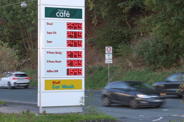 What will happen to gas prices next? Gas prices remain at very high levels. SHELL gas station in Siegen. Gas prices following the price adjustment at 12:00 noon. The current price for diesel, Super E10, and Super are well over 2 euros: diesel is at 2.54 euros, Super E10 at 2.41 euros, and Super at 2.47 euros. Gas stat