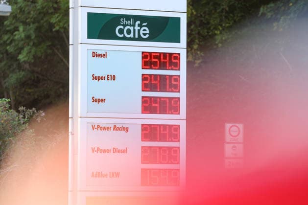 What will happen to gas prices next? Gas prices remain at very high levels. SHELL gas station in Siegen. Gas prices following the price adjustment at 12:00 noon. The current price for diesel, Super E10, and Super are well over 2 euros: diesel is at 2.54 euros, Super E10 at 2.41 euros, and Super at 2.47 euros. Gas stat