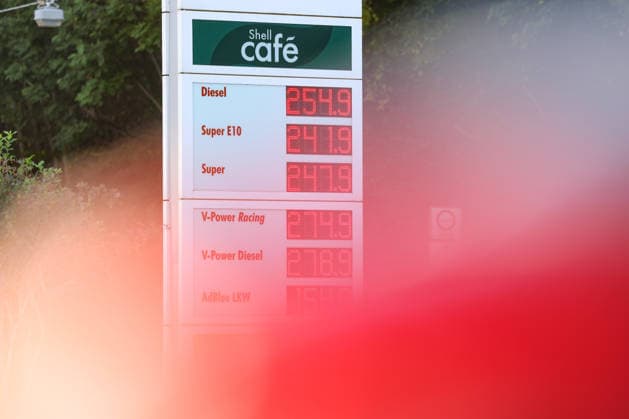 What will happen to gas prices next? Gas prices remain at very high levels. SHELL gas station in Siegen. Gas prices following the price adjustment at 12:00 noon. The current price for diesel, Super E10, and Super are well over 2 euros: diesel is at 2.54 euros, Super E10 at 2.41 euros, and Super at 2.47 euros. Gas stat